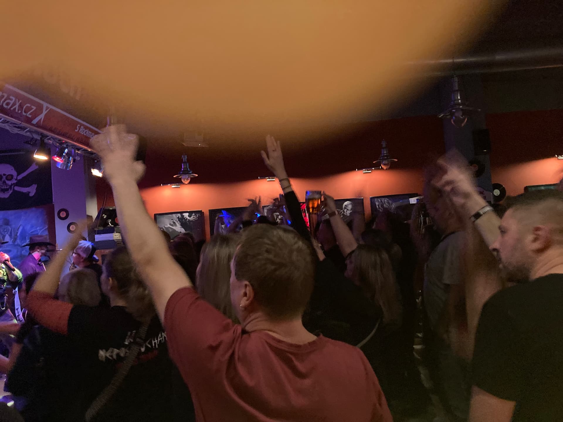 Tančící publikum na koncertě ve Staré Masně