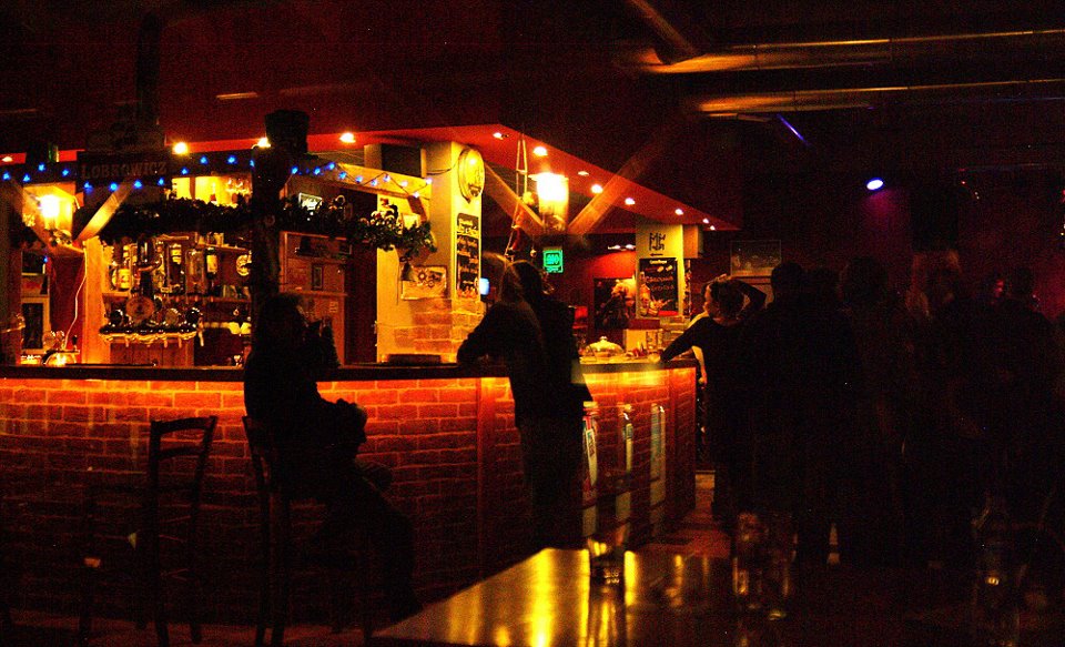 Bar Staré Masny s výčepem a plakáty koncertů